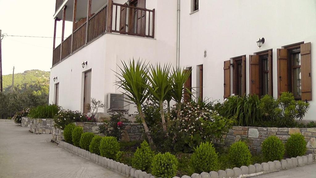 Guesthouse Enastron Chorefton Exterior photo